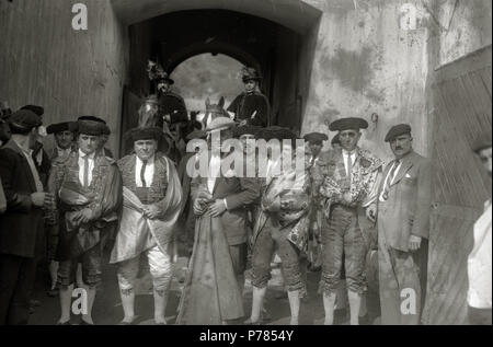 10 Becerrada benéfica para niños acogidos organizada por la sociedad Euskal Billera en la plaza de 'El Txofre' (6 de 20) - Fondo Car-Kutxa Fototeka Stock Photo