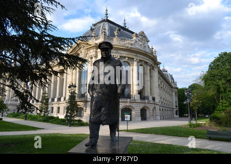 Bronze statue of Sir Winston Churchill, sculpted by Jean Cardot in 1988, standing in front of the Petit Palais art museum, Paris, France. Stock Photo