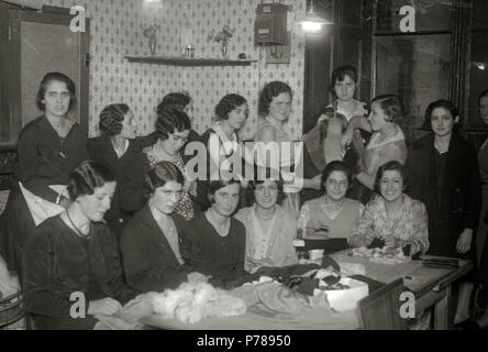 Grupo de mujeres en una empresa de confeccion de ropa (2 de 8) Fondo Car  Kutxa Fototeka Stock Photo - Alamy