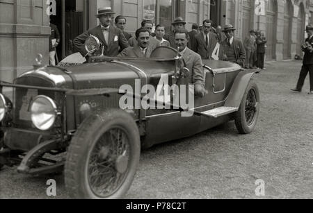 51 Pilotos en sus automóviles en la plaza de Okendo junto a la sede del Real Automóvil Club (RAC) (2 de 9) - Fondo Car-Kutxa Fototeka Stock Photo