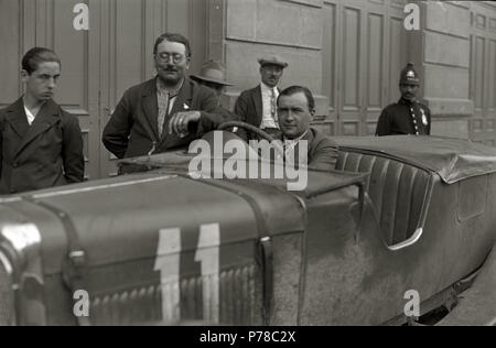 51 Pilotos en sus automóviles en la plaza de Okendo junto a la sede del Real Automóvil Club (RAC) (4 de 9) - Fondo Car-Kutxa Fototeka Stock Photo