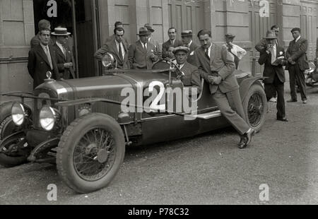 51 Pilotos en sus automóviles en la plaza de Okendo junto a la sede del Real Automóvil Club (RAC) (1 de 9) - Fondo Car-Kutxa Fototeka Stock Photo