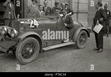 51 Pilotos en sus automóviles en la plaza de Okendo junto a la sede del Real Automóvil Club (RAC) (5 de 9) - Fondo Car-Kutxa Fototeka Stock Photo