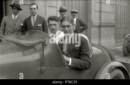 51 Pilotos en sus automóviles en la plaza de Okendo junto a la sede del Real Automóvil Club (RAC) (6 de 9) - Fondo Car-Kutxa Fototeka Stock Photo