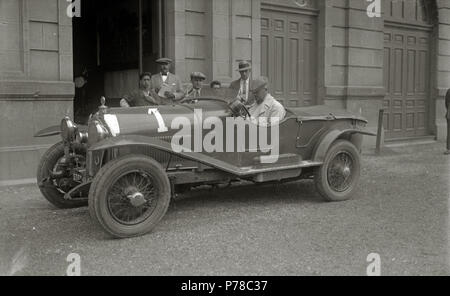 51 Pilotos en sus automóviles en la plaza de Okendo junto a la sede del Real Automóvil Club (RAC) (7 de 9) - Fondo Car-Kutxa Fototeka Stock Photo