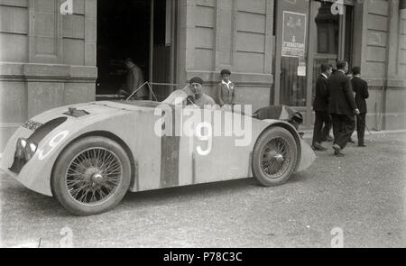 51 Pilotos en sus automóviles en la plaza de Okendo junto a la sede del Real Automóvil Club (RAC) (8 de 9) - Fondo Car-Kutxa Fototeka Stock Photo