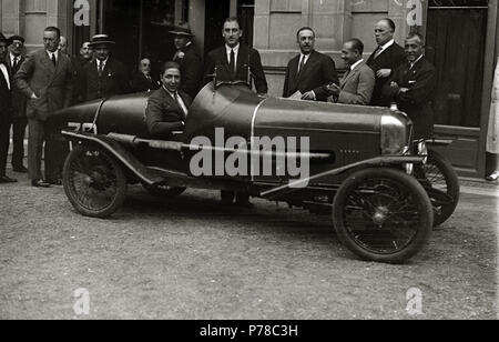 51 Pilotos en sus automóviles en la plaza de Okendo junto a la sede del Real Automóvil Club (RAC) (9 de 9) - Fondo Car-Kutxa Fototeka Stock Photo