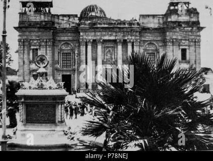 Español: Catedral de la Ciudad de Guatemala en 1926. Nótese que la iglesia todavía no ha sido recontruida del todo luego de los terremotos de 1917-18. 1926 4 Catedralguatemala1926 Stock Photo