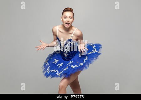 Wow, la sua incredibile. Ritratto della bellissima ballerina donna in  costume blu con il trucco in piedi contro lo sfondo grigio guardando la  fotocamera. l'emozione di un Foto stock - Alamy