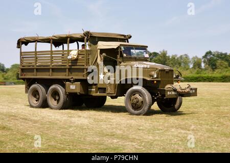 WW2 U.S. Army GMC CCKW 2½-ton 6x6 cargo truck with winch and machine ...