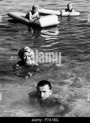 Kirk Douglas , Peter Douglas , Anne Douglas (Buydens) 1957 Stock Photo
