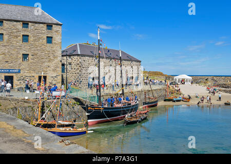 PORTSOY FESTIVAL ABERDEENSHIRE SCOTLAND AN OLD VESSEL THE ISABELLA FORTUNA MOORED ALONSIDE THE HARBOUR WALL Stock Photo