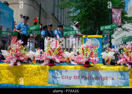 Philadelphia, USA. 4th July, 2018. Philadelphia celebrates the 4th of July with its annual Independence Day parade. Despite the heatwave, onlookers from around the world gathered to stake out a spot to get a glimpse of the festivities. Credit: Jodie Castellani/Alamy Live News Stock Photo