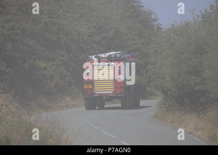 North Wales, 5th July 2018, UK Weather:  Fire fighters tackle heathland fire with all terrain vehicles on Halkyn Mountain near to the village of Brynford days after local council issue sever fire risk for area. Roads into the area are currently closed.  © DGDImages/Alamy Live News Stock Photo