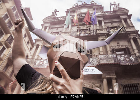 Pamplona, Navarra, Spain. 5th July, 2018. Activist against animal cruelty in bull fightings wears a paperboard bullhead mask under the Pamplona city council building, Spain before the San Fermin celebrations, Spain. Credit: Celestino Arce/ZUMA Wire/Alamy Live News Stock Photo