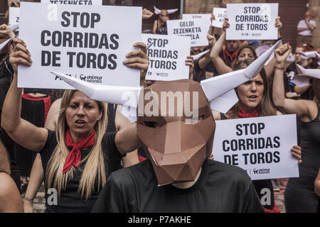 Pamplona, Navarra, Spain. 5th July, 2018. Protesters against animal cruelty in bull fightings before San Fermin celebrations in Pamplona, Spain. Banner says ''stop bullfightings'' and some activists wear a paperboard bullhead mask. Credit: Celestino Arce/ZUMA Wire/Alamy Live News Stock Photo