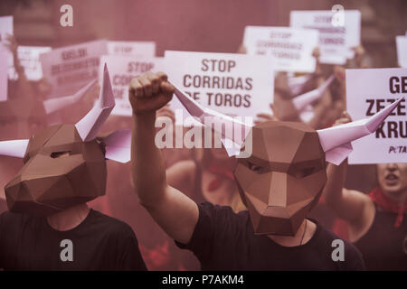 Pamplona, Navarra, Spain. 5th July, 2018. Activists against animal cruelty in bull fightings wears a paperboard bullhead mask before the San Fermin celebrations, Spain. Credit: Celestino Arce/ZUMA Wire/Alamy Live News Stock Photo