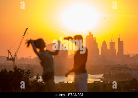 London, UK. 5th July, 2018. UK Weather: Sunset from the top of Greenwich Park ending another day of on-going summer heatwave. Credit: Guy Corbishley/Alamy Live News Stock Photo