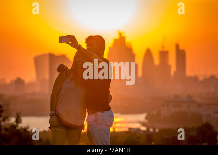 London, UK. 5th July, 2018. UK Weather: Sunset from the top of Greenwich Park ending another day of on-going summer heatwave. Credit: Guy Corbishley/Alamy Live News Stock Photo