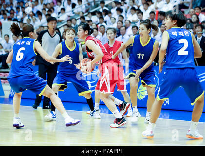 Inter-Korean friendly basketball match, July 5, 2018 : North Korea's Ri Chung-Og (C) in action during inter-Korean women's friendly basketball match at Ryugyong Chung Ju-yung Gymnasium in Pyongyang, North Korea. The 100-strong South Korean delegation of athletes, coaches, government officials and journalists arrived in Pyongyang on July 3 for the matches which have not been held in 15 years. Credit: Press Pool in Pyeongyang/AFLO/Alamy Live News Stock Photo