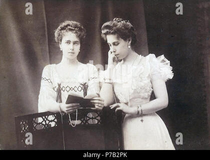 English: Sisters Princess Beatrice and Princess Victoria Melita of Saxe-Coburg and Gotha . 1906 65 Princesses Beatrice and Victoria Melita of Saxe-Coburg and Gotha Stock Photo