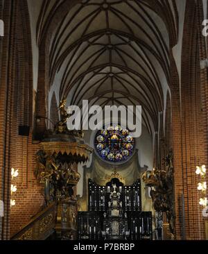 Catedral de San Nicolás (Storkyrkan). Vista del interior con el retablo del altar mayor, al fondo, realizado en 1650 por Eustachius Erdmüller en ébano y plata. Estocolmo. Suecia. Stock Photo