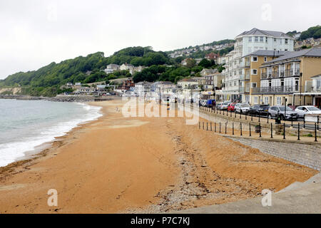 Ventnor, Isle of Wight, UK. June 19, 2018. Holidaymakers enjoying the seafront red sands and promenade at Ventnor on the Isle of Wight, UK. Stock Photo