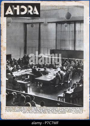 Portada de la revista Ahora. La sociedad de naciones reunida en Ginebra para tratar la concilición italo-abisinia. Madrid, abril de 1936. Stock Photo