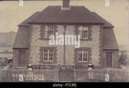 Vintage Real Photograph of Well Cottages, Chalton, Hampshire, England, UK Stock Photo