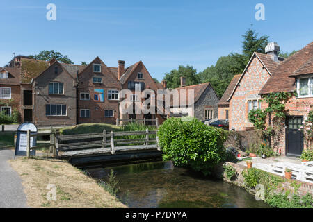 Riverside cottages in the pretty West Berkshire village of Bradfield, UK, on a sunny summer day Stock Photo