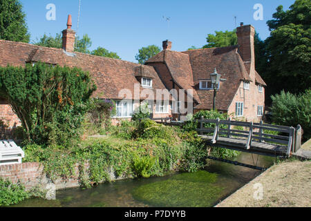 Riverside cottages in the pretty West Berkshire village of Bradfield, UK, on a sunny summer day Stock Photo