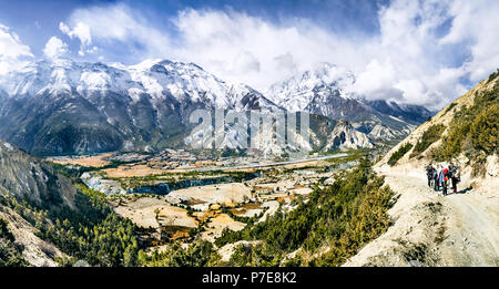 Hikers on the way from Ngawal to Braga, Annapurna Circuit, Nepal Stock Photo