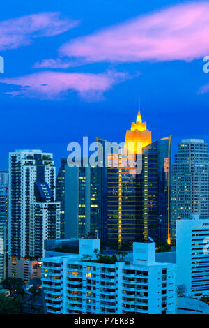 Construction workers working on high rise buildings in Bangkok, Thailand Stock Photo