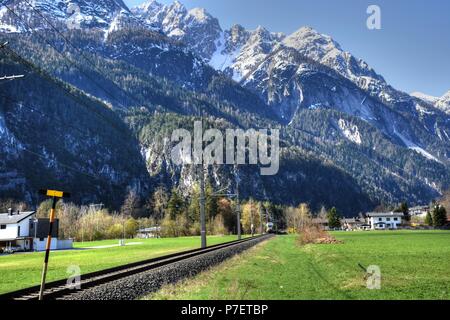 Eisenbahn, Gleis, elektrisch, Pustertalbahn, Bahn, Zug, Bahnlinie, eingleistig, einspurig, Oberleitung, Bahnübergang, elektrifiziert, Andreaskreuz, Le Stock Photo