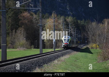 Eisenbahn, Gleis, elektrisch, Pustertalbahn, Bahn, Zug, Bahnlinie, eingleistig, einspurig, Oberleitung, Bahnübergang, elektrifiziert, Andreaskreuz, Le Stock Photo