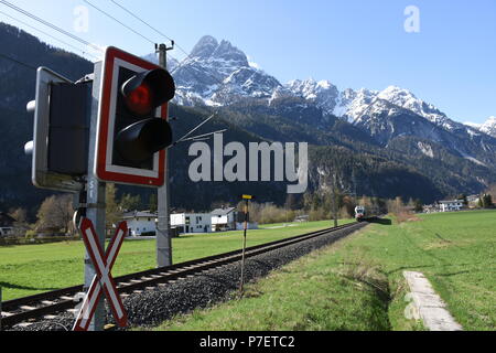 Eisenbahn, Gleis, elektrisch, Pustertalbahn, Bahn, Zug, Bahnlinie, eingleistig, einspurig, Oberleitung, Bahnübergang, elektrifiziert, Andreaskreuz, Le Stock Photo