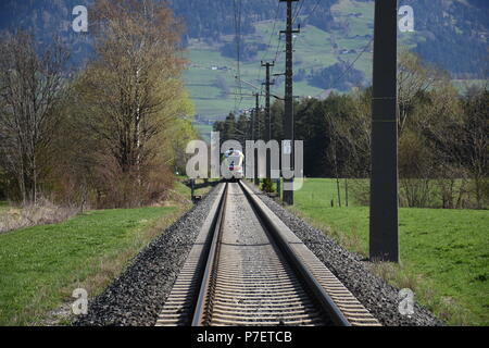 Eisenbahn, Gleis, elektrisch, Pustertalbahn, Bahn, Zug, Bahnlinie, eingleistig, einspurig, Oberleitung, Bahnübergang, elektrifiziert, Andreaskreuz, Le Stock Photo