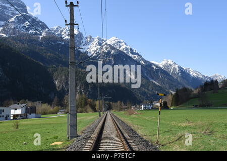 Eisenbahn, Gleis, elektrisch, Pustertalbahn, Bahn, Zug, Bahnlinie, eingleistig, einspurig, Oberleitung, Bahnübergang, elektrifiziert, Andreaskreuz, Le Stock Photo