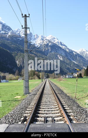 Eisenbahn, Gleis, elektrisch, Pustertalbahn, Bahn, Zug, Bahnlinie, eingleistig, einspurig, Oberleitung, Bahnübergang, elektrifiziert, Andreaskreuz, Le Stock Photo