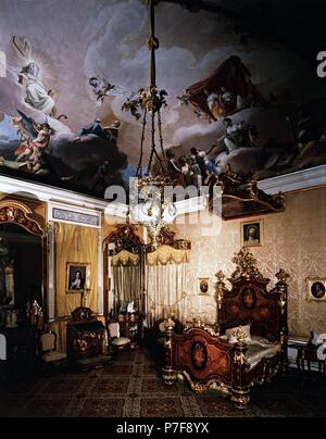 Conjunto interior del dormitorio de la reina, siglo XIX. Palacio Real, Aranjuez, Madrid. Stock Photo