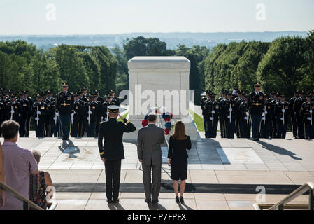 U.S. Army Maj. Gen. Michael Howard (left), commanding general, U.S. Army Military District of Washington; Gerald O’Keefe (center), Administrative Assistant to the Secretary of the Army; and O’Keefe’s wife (right) participate in an Army Full Honors Wreath-Laying at the Tomb of the Unknown Soldier at Arlington National Cemetery, Arlington, Virginia, June 29, 2018. (U.S. Army photo by Elizabeth Fraser / Arlington National Cemetery / released) Stock Photo