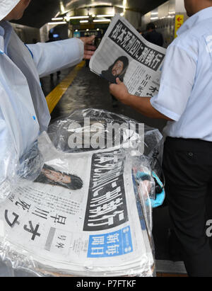 Tokyo, Japan. 6th July, 2018. Newspaper extras reporting the execution of a cult leader and six of his followers are handed out to pedestrians in Tokyo, on Friday, July 6, 2018. Shoko Asahara, founder of the doomsday cult Aum Shinrikyo and mastermind behind the deadly 1995 nerve gas attack on the Tokyo subway system among other crimes in the 1980s and 90s, was executed on Friday. Six other condemned Aum members were also executed separately. Credit: Natsuki Sakai/AFLO/Alamy Live News Stock Photo