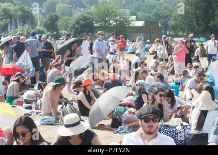 London UK. 6th July 2018. UK Weather: Hundreds of tennis fans queue in the sweltering heat for Wimbledon tickets on another sun baked day as temperatures are expected to reach 30C celsius over the coming days. Credit: amer ghazzal/Alamy Live News Stock Photo