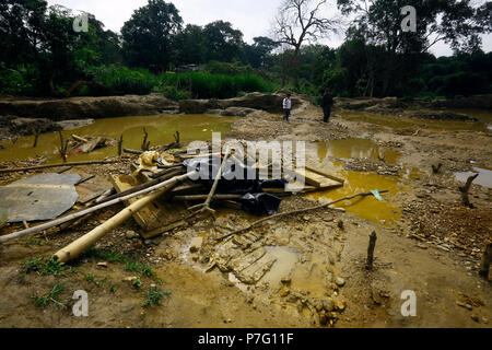 Tocuyito, Carabobo, Venezuela. 30th Apr, 2018. May 03, 2018. Military officers, members of the golden lightning operation, consisting in its entirety by 1200 men make a tour of the El Torito mine, where gold prospectors caused destruction of trees and in general a great damage of ecological impact, in the Libertador municipality of the Carabobo state. Photo: Juan Carlos Hernandez Credit: Juan Carlos Hernandez/ZUMA Wire/Alamy Live News Stock Photo
