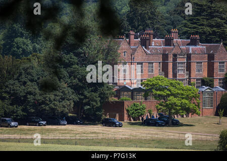 Princes Risborough, UK. 6th July, 2018. Vehicles parked outside Chequers, the Prime Minister's official country residence, where Theresa May and her Cabinet are today holding a crunch summit meeting to debate and to try to decide upon the UK's Brexit proposal for its future relationship with the European Union. The Prime Minister has put forward a new 'third way' on customs known as the 'facilitated customs arrangement' (FCA). Some reports suggest that taxis are on standby for any Ministers failing to agree a plan during the summit today. Credit: Mark Kerrison/Alamy Live News Stock Photo