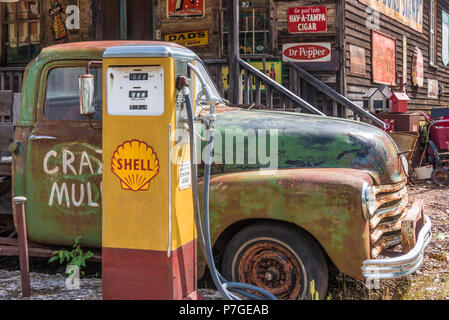 Vintage truck and Shell gas pump at Crazy Mule Arts & Antiques in the foothills of the Blue Ridge Mountains at Lula, Georgia. (USA) Stock Photo