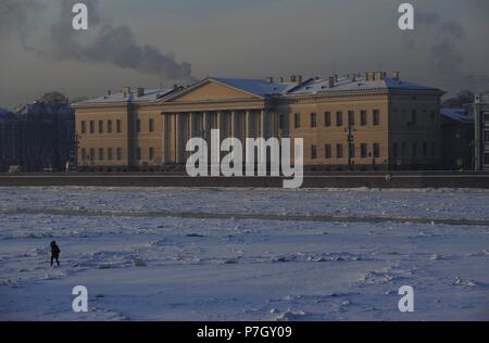 Rusia. Sant Petersburg. People walking on the frozen Neva river during ...