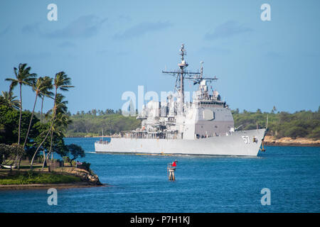 180627-N-CW570-1066 PEARL HARBOR (June 27, 2018) The guided-missile cruiser USS Lake Champlain (CG 57) enters Joint Base Pearl Harbor-Hickam in preparation for Rim of the Pacific (RIMPAC) exercise. Twenty-five nations, more than 45 ships and submarines, about 200 aircraft, and 25,000 personnel are participating in RIMPAC from June 27 to Aug. 2 in and around the Hawaiian Islands and Southern California. The world’s largest international maritime exercise, RIMPAC provides a unique training opportunity while fostering and sustaining cooperative relationships among participants critical to ensurin Stock Photo