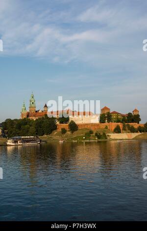 barcazas en el rio Vistula, castillo y colina de Wawel, Cracovia , voivodato de Pequeña Polonia,Polonia,  eastern europe. Stock Photo