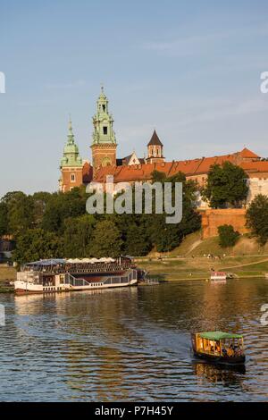 barcazas en el rio Vistula, castillo y colina de Wawel, Cracovia , voivodato de Pequeña Polonia,Polonia,  eastern europe. Stock Photo